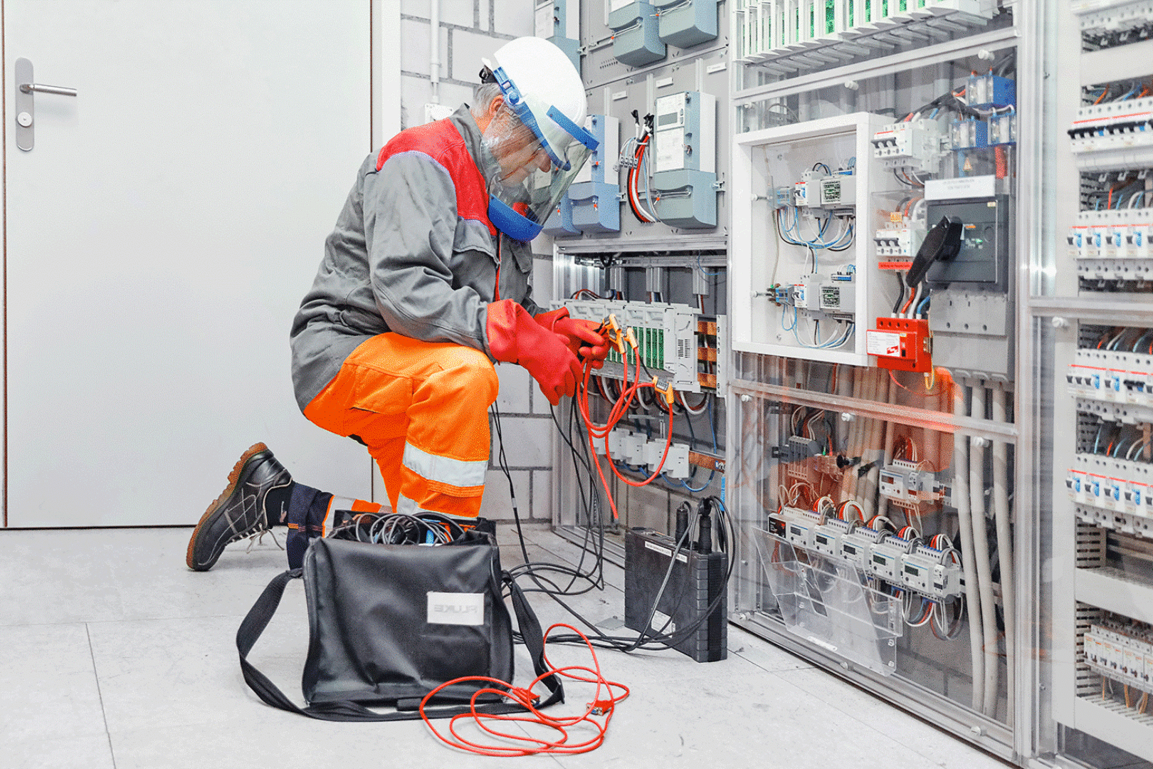 Kontrollarbeiten an Elektroanlagen, Foto: © ETAVIS