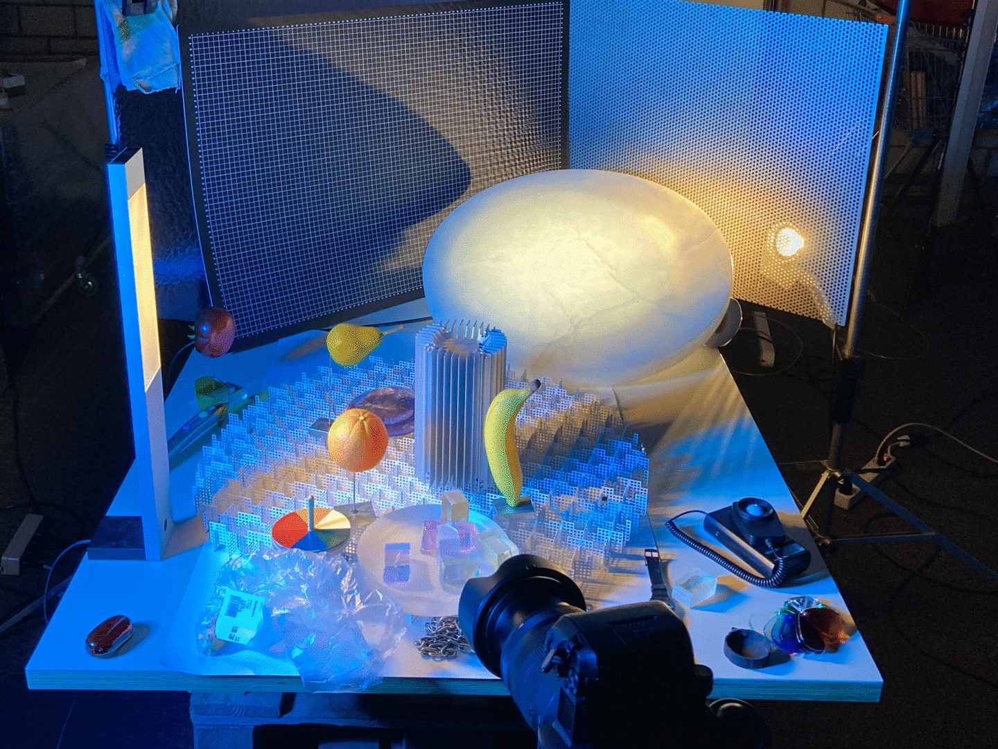 Einblick ins Studio: Test-Shoot mit Materialien, Instrumenten und Leuchten von Regent Lighting