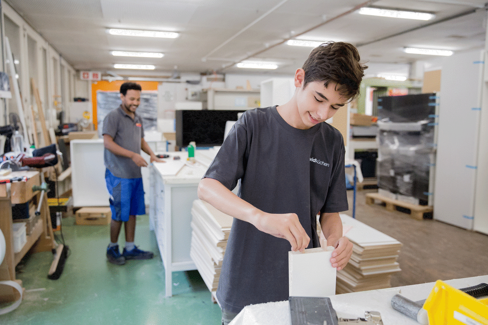 Talente entdecken in der Werkstatt, hier bei der Herstellung einer Küche der Marke davidküchen by Jobfactory, Foto: © Jobfactory (Fotografie von Besim Neziri)